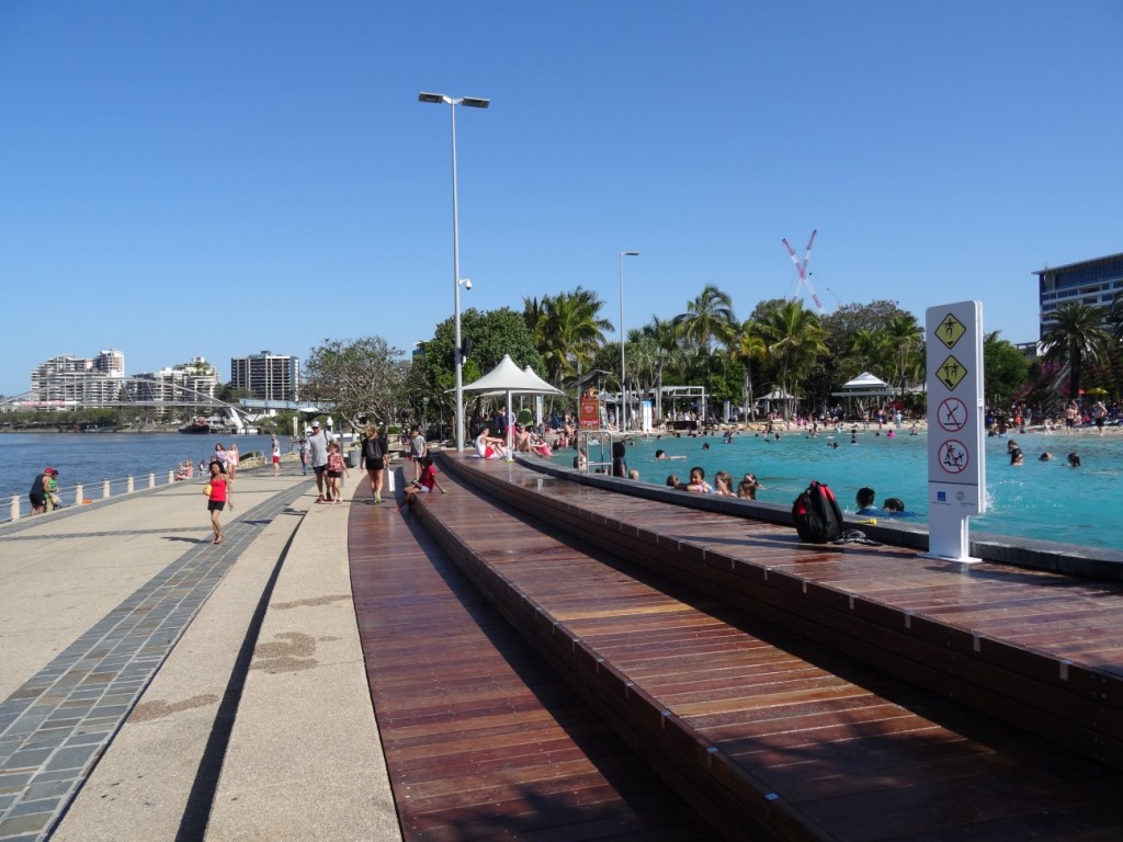 Die Flaniermeile mit einem öffentlichen Pool direkt am Fluss