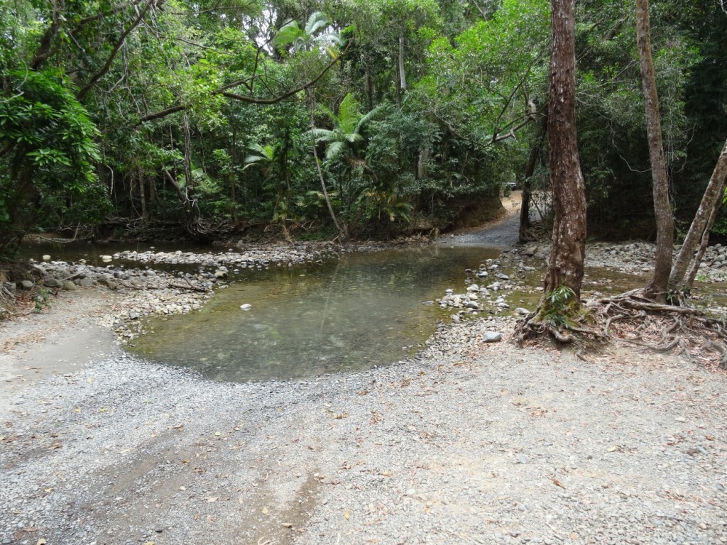Pfütze in der Fahrbahn