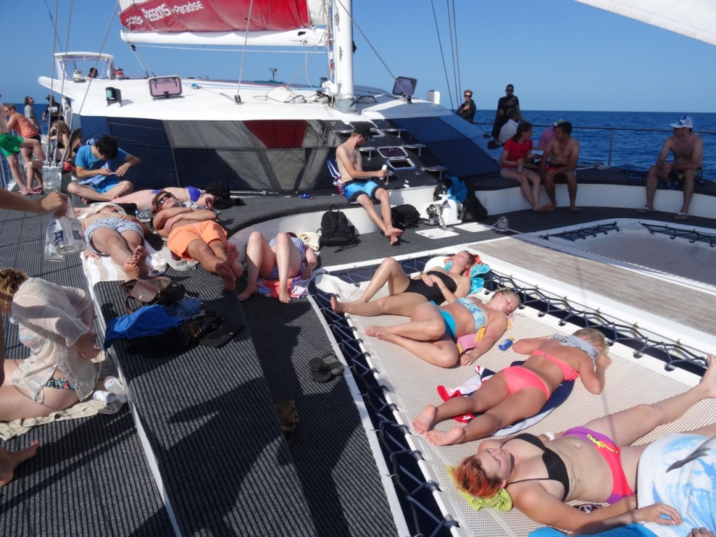 Auf dem Rückweg gönnt man sich ein Sonnenbad auf dem Deck.