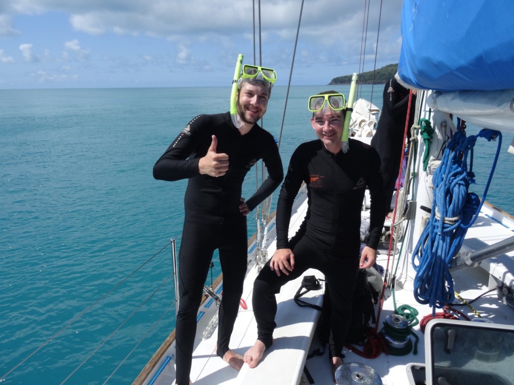 Bereit zum Schnorcheln! Die Anzüge dienen dem Schutz gegen Quallen.