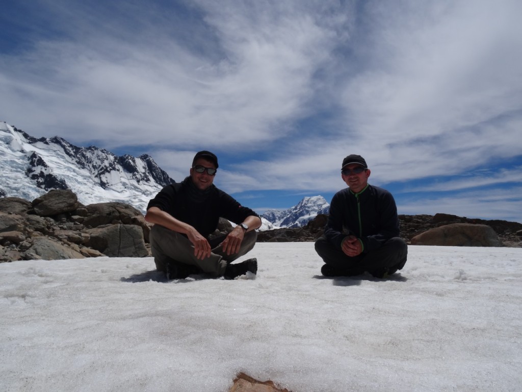 Im Schnee vor dem Mount Cook