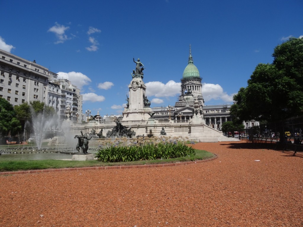 Der Parque de Congreso mit dem Parlamentsgebäude dahinter