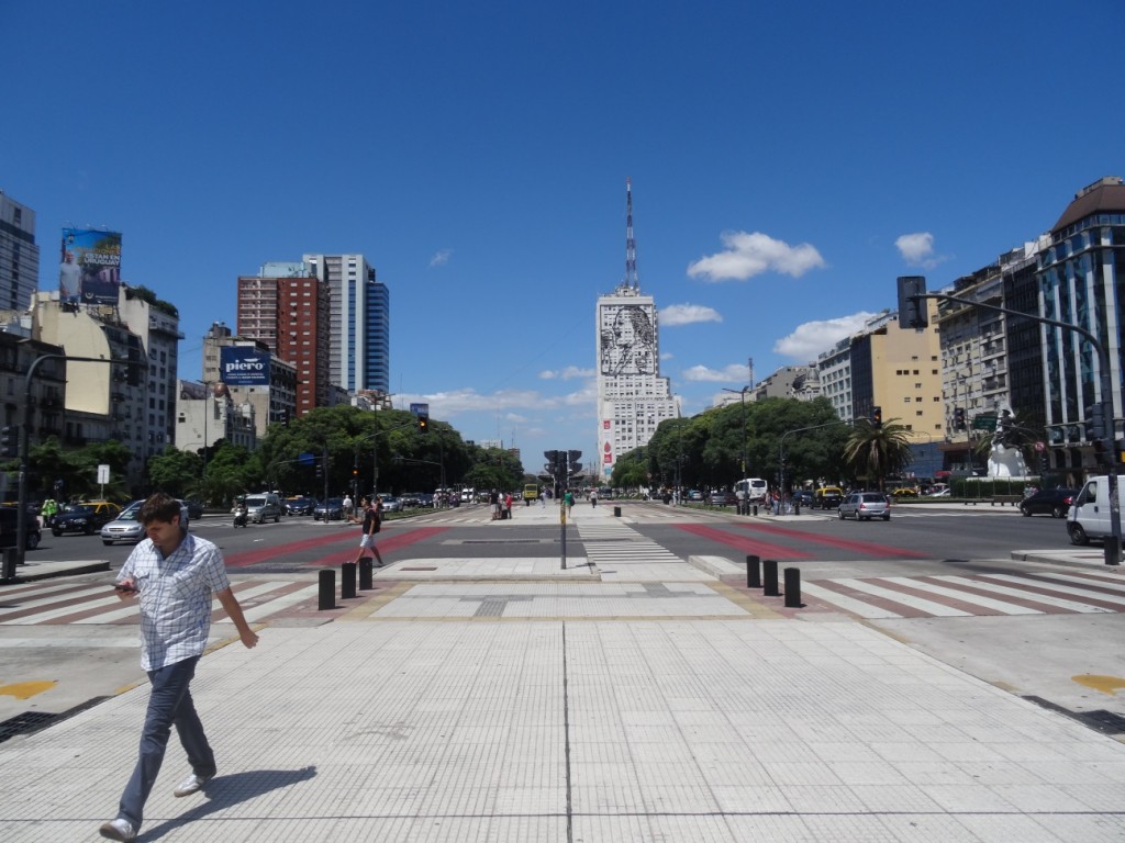 Die Avenida 9 de Julio ist mit 140m und 20 Fahrspuren die (ehemals) breiteste Strasse der Welt