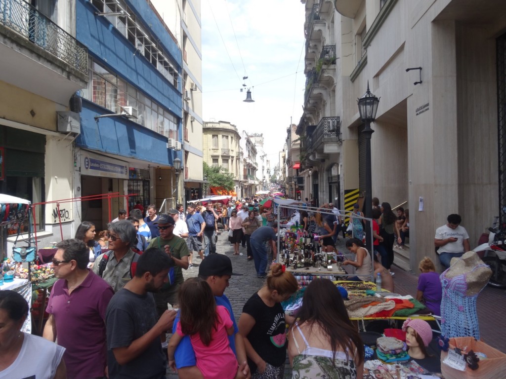 Dieser Markt ist jeden Sonntag im Zentrum von Buenos Aires