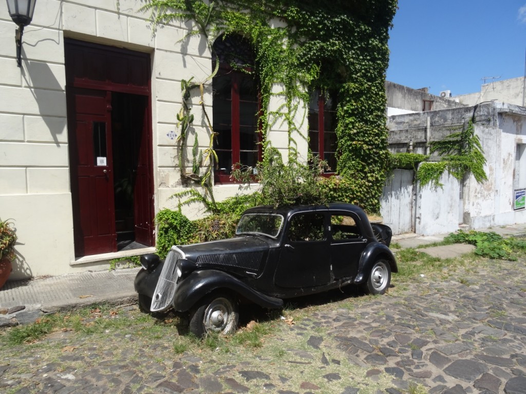 Die Autos scheinen teilweise fast so alt zu sein wie die Häuser
