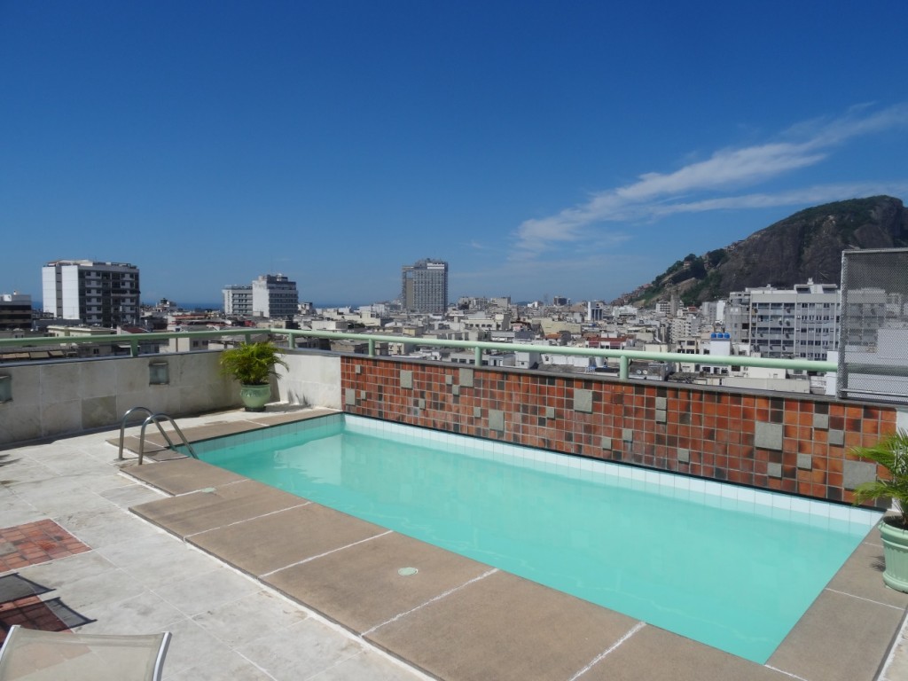 Die Aussicht vom Hoteldach mit Pool