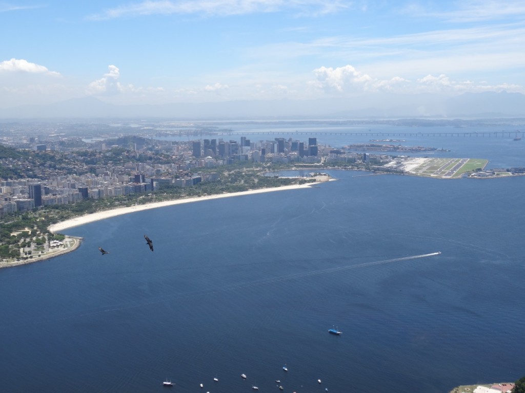 Das Stadtzentrum mit dem kleinen (Inlands-)Flughafen