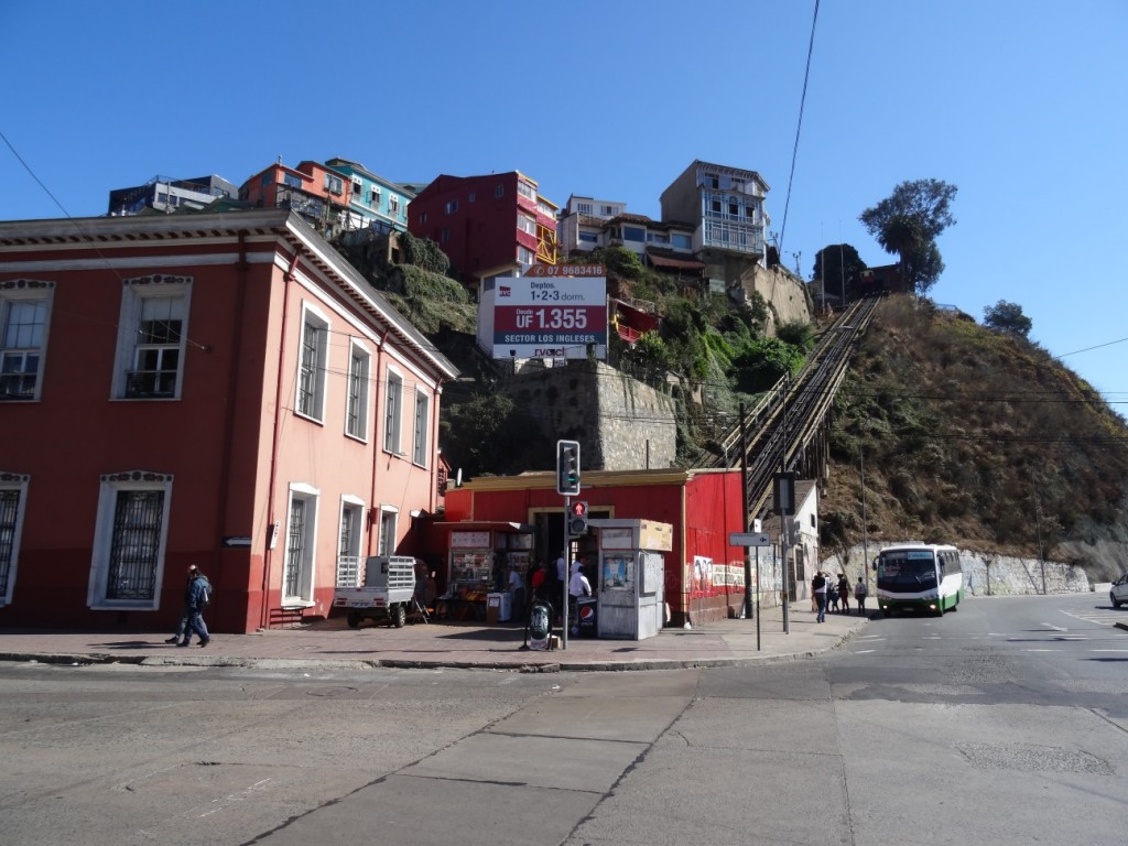 Die Stadt ist bekannt für ihre "Aufzüge" (kurze Standseilbahnen)...