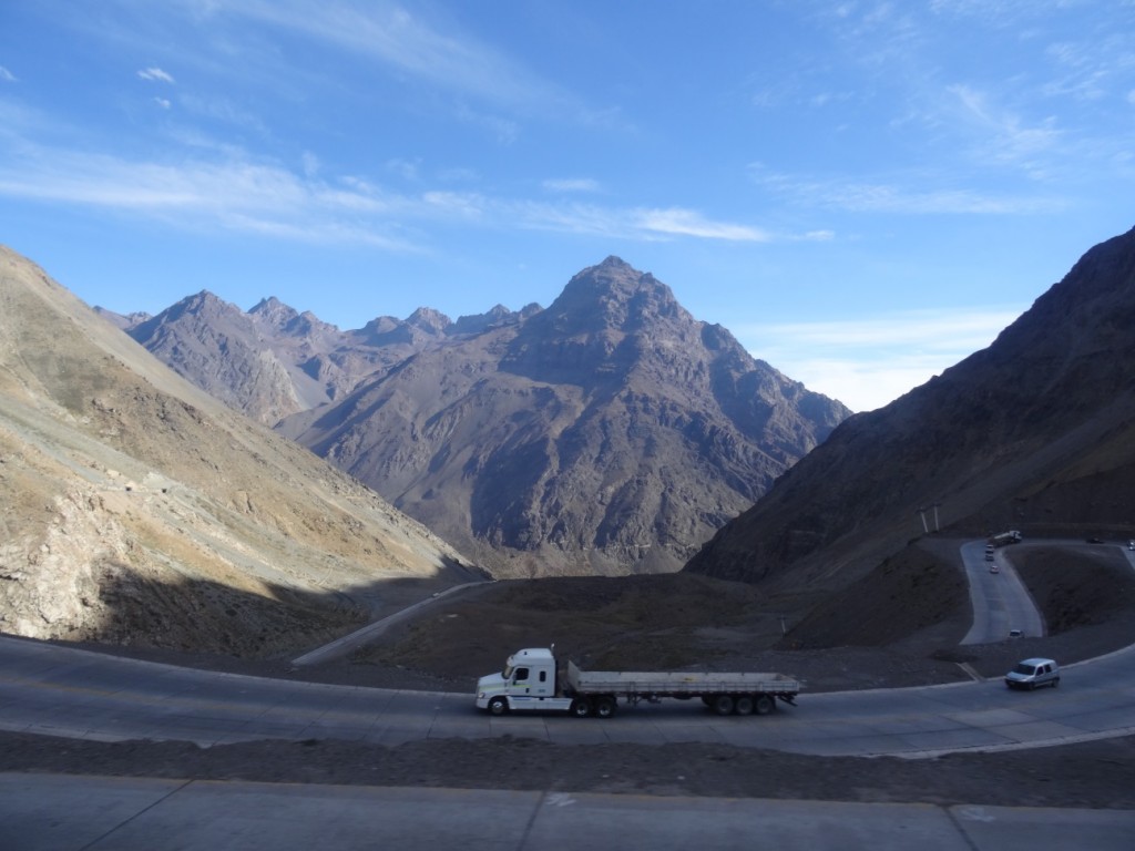 Die Strasse schlängelt sich die Anden hoch