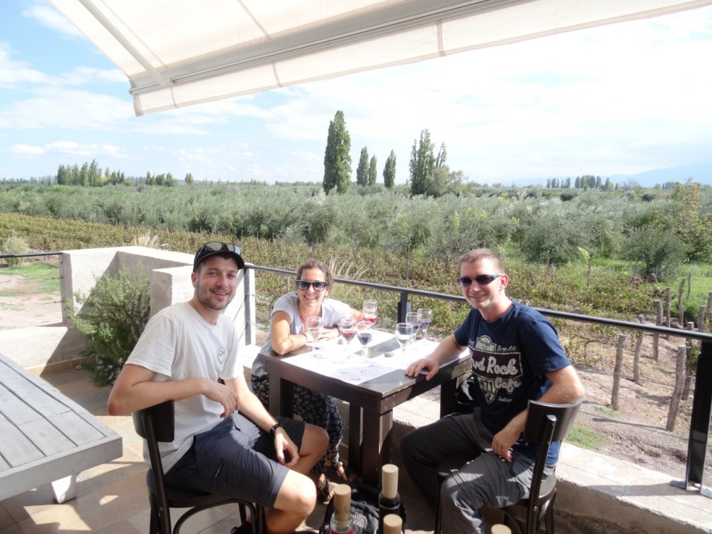 Wir geniessen die Degustation an der Sonne vor den Viñas.