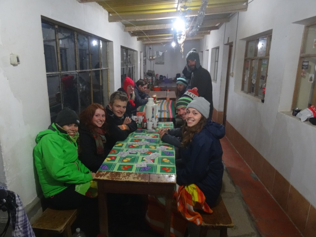 Beim Kartenspielen bei eisiger Kälte. Im Refugio (auch im Zimmer) war die Temperatur nachts wohl nahe am Gefrierpunkt.