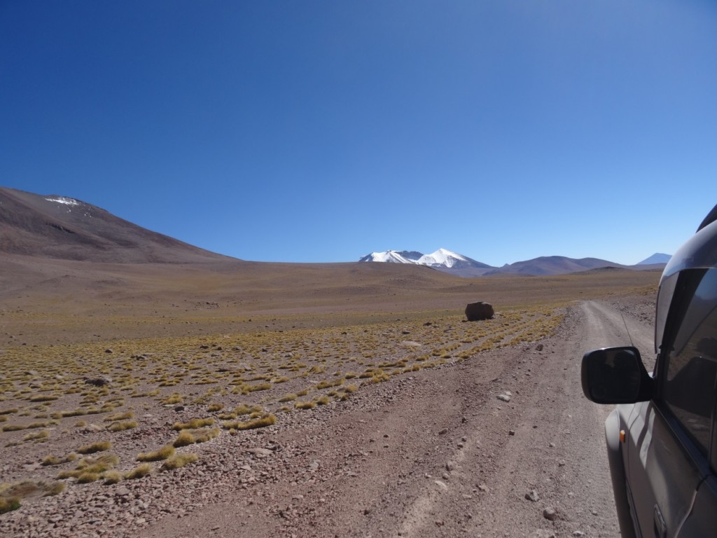 Wir fahren durch karge Landschaften...