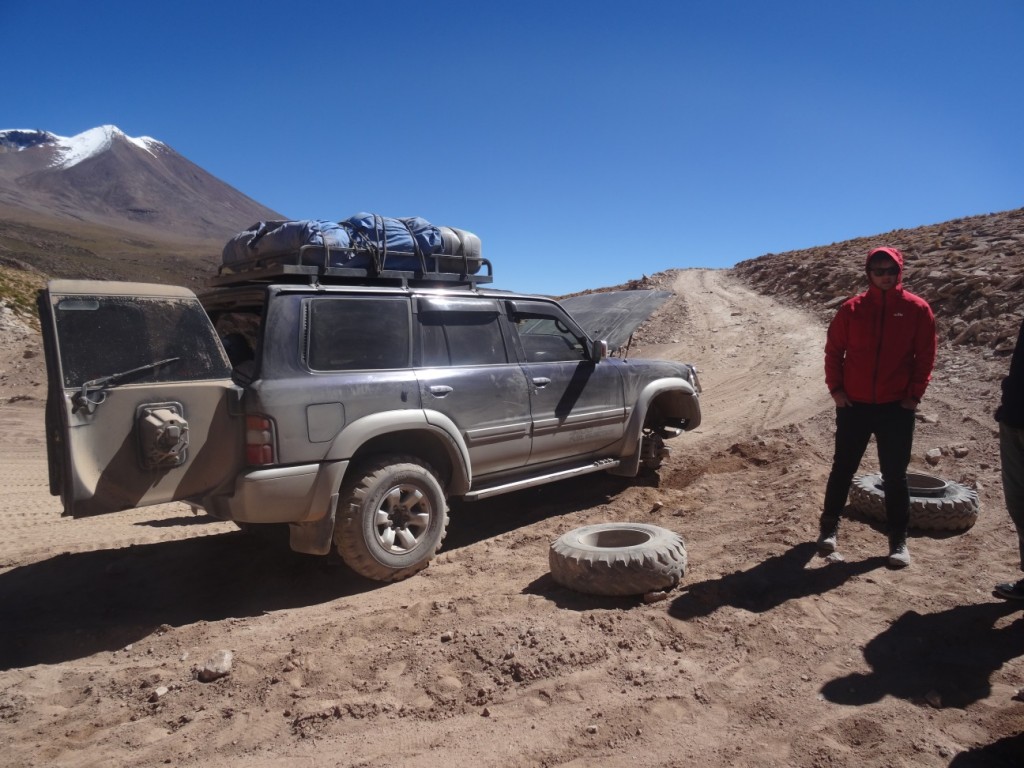 Das passiert auch den Profis. Zwar nicht bei unserem Auto, aber die Fahrer helfen einander gegenseitig.