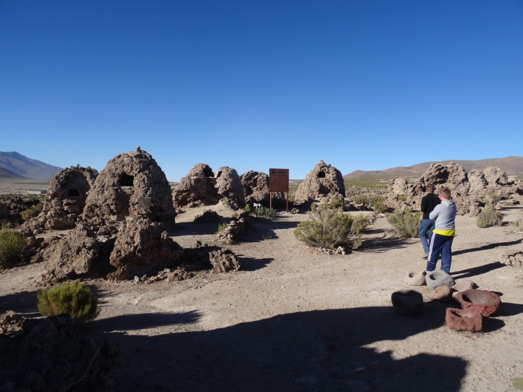 Wir besuchen Necropolis bei San Juan. Der Name ist Programm, in den Vulkansteinen mit Fenster liegen echte Mumien!