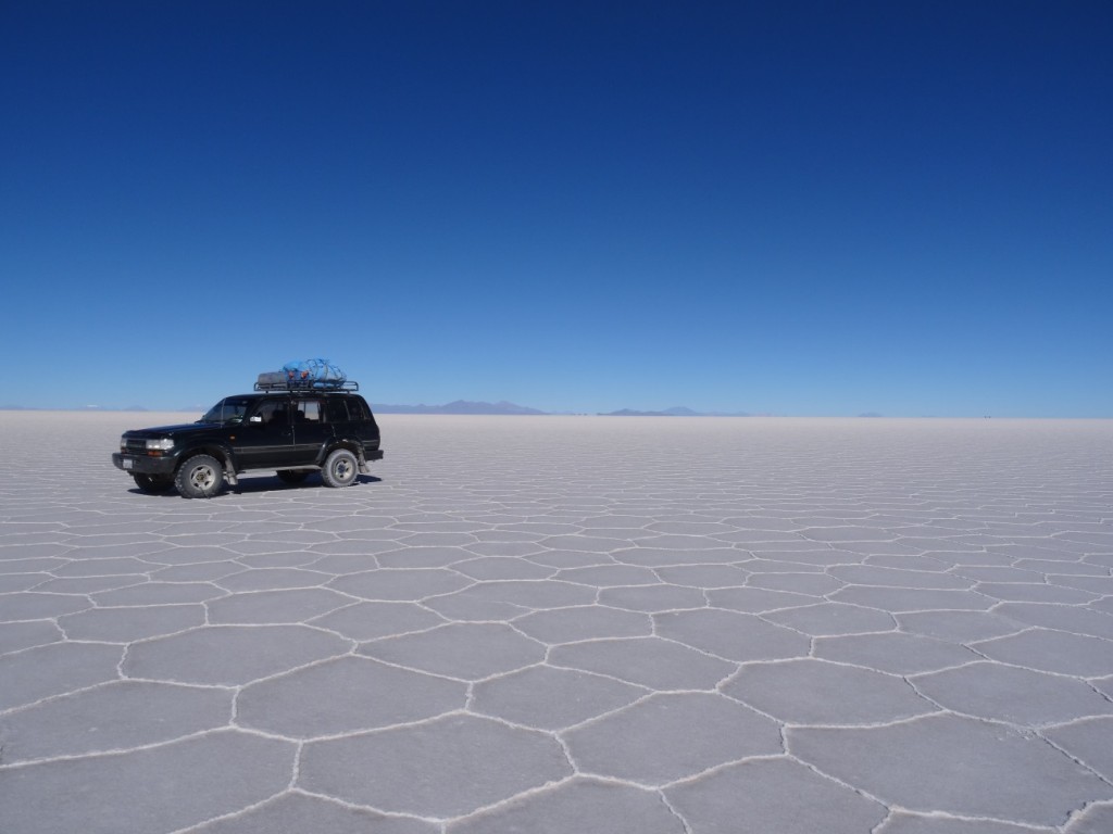 Stundenlang fahren wir über das Salz und scheinen doch nicht vorwärts zu kommen