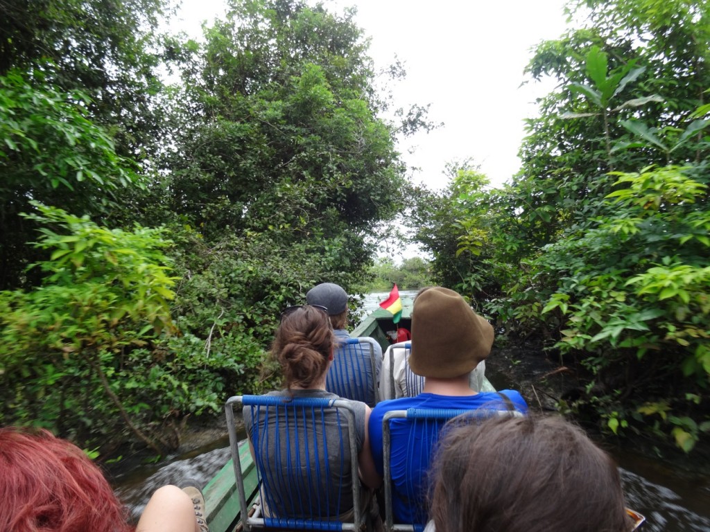 Die Wasserwege sind teilweise kaum breiter als das Boot, aber Dani hat alles im Griff