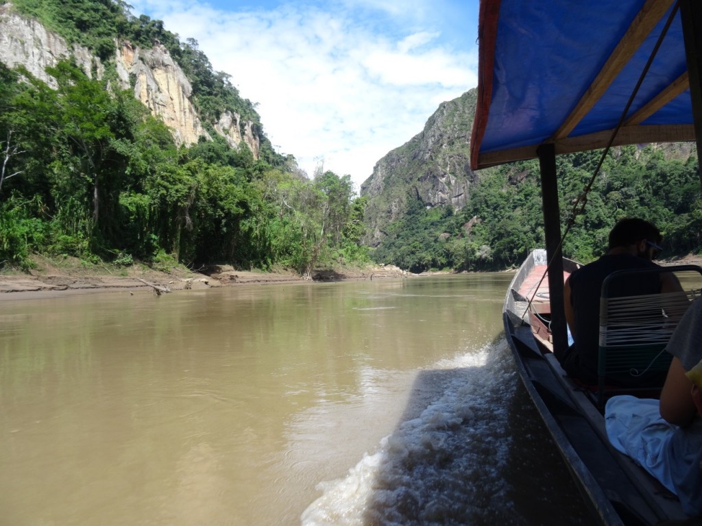 Mit dem Boot geht's los in Richtung Dschungel