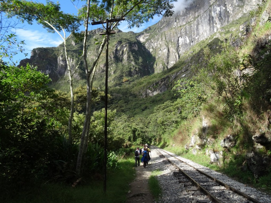 Dem Gleis entlang wandern wir nach...