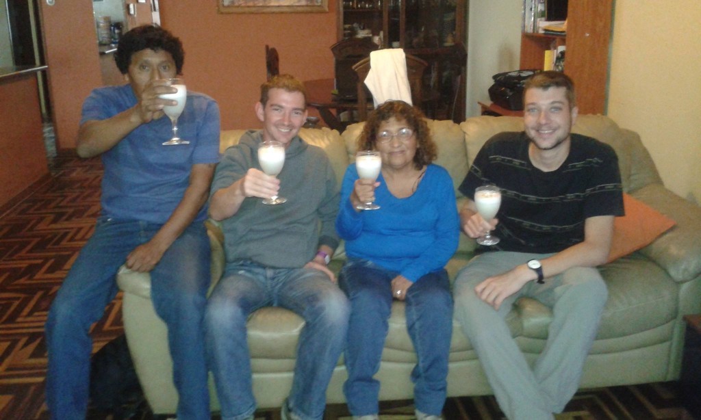 Nach dem Essen offeriert uns Dora einen Pisco Sour, das Nationalgetränk von Peru