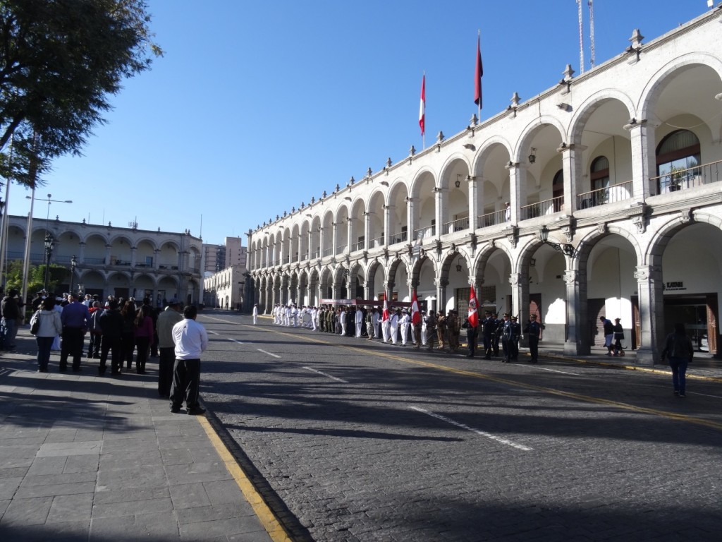Militärparade am Plaza de Armas in Arequipa