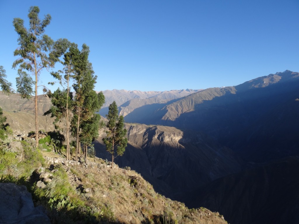 Am nächsten Morgen starten wir um 5 Uhr und erklimmen die 1200 Höhenmeter zur Kante der Schlucht noch vor dem Sonnenaufgang