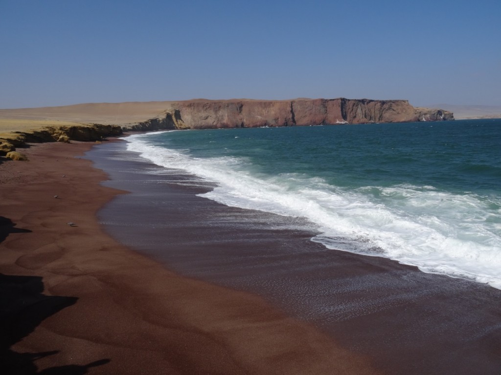 Ein roter Sandstrand