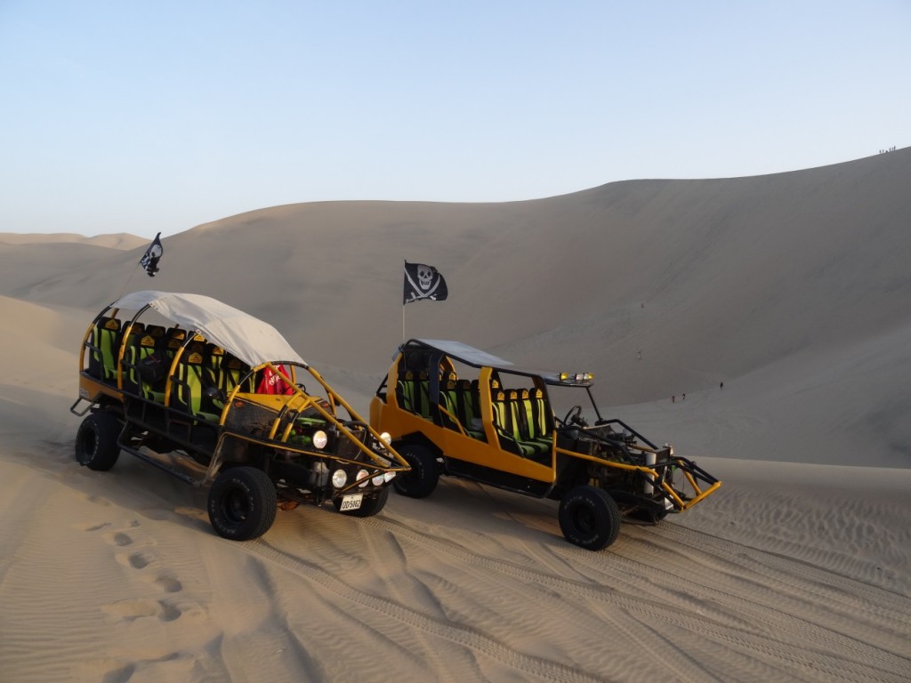 Mit diesen Sandbuggies heizen wir durch die Wüste