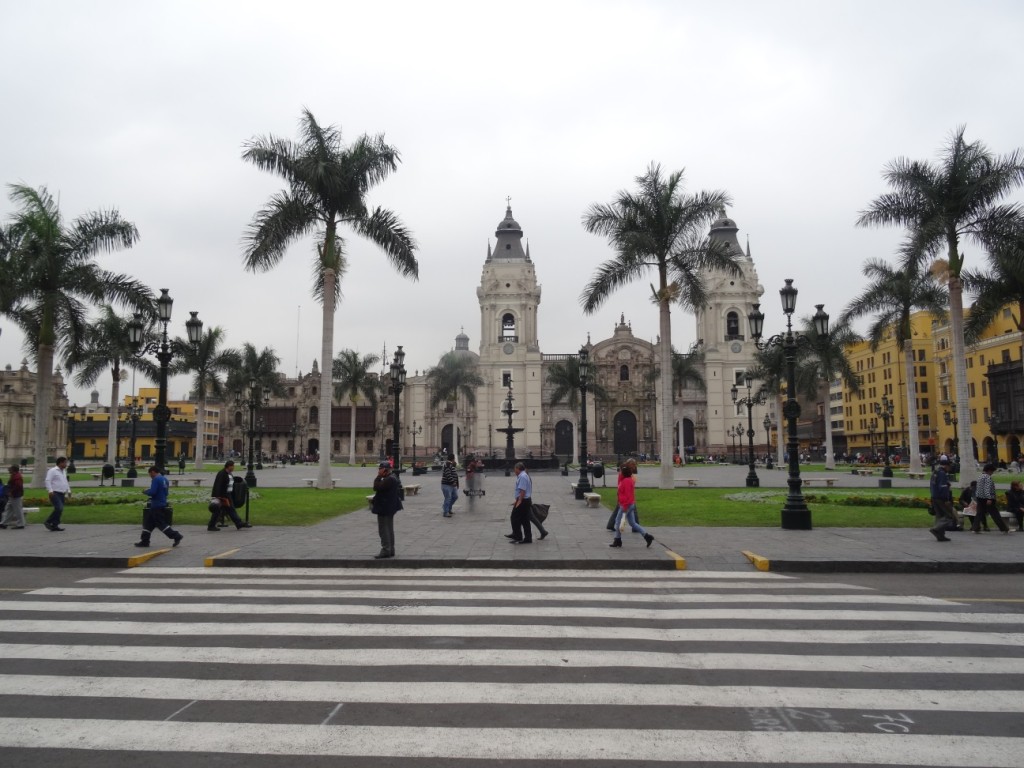 Die Plaza de Armas mit der Kathedrale in Lima