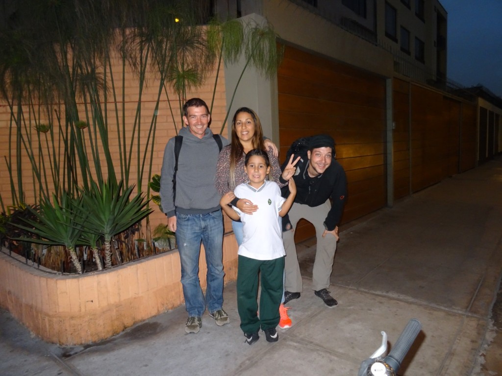 Am Abend holen wir mit Hellen Paulo von der Schule ab. Dora, Hellen und Paulo waren im Februar mit uns beim Cristo Redentor in Rio de Janeiro.
