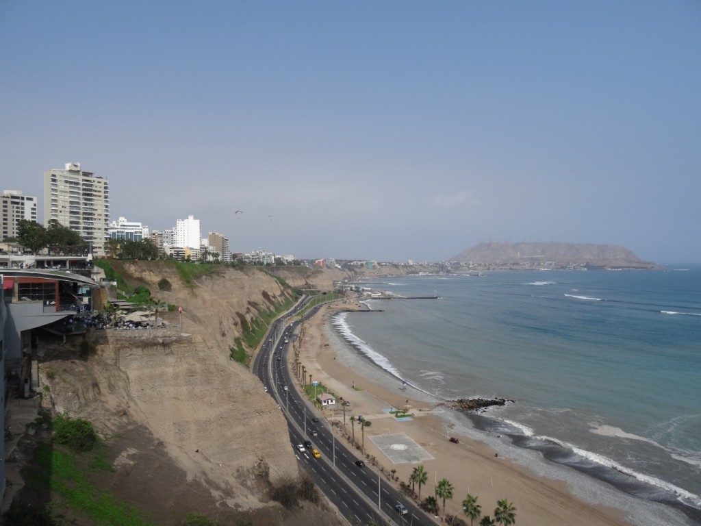 ... steht direkt an der Küste