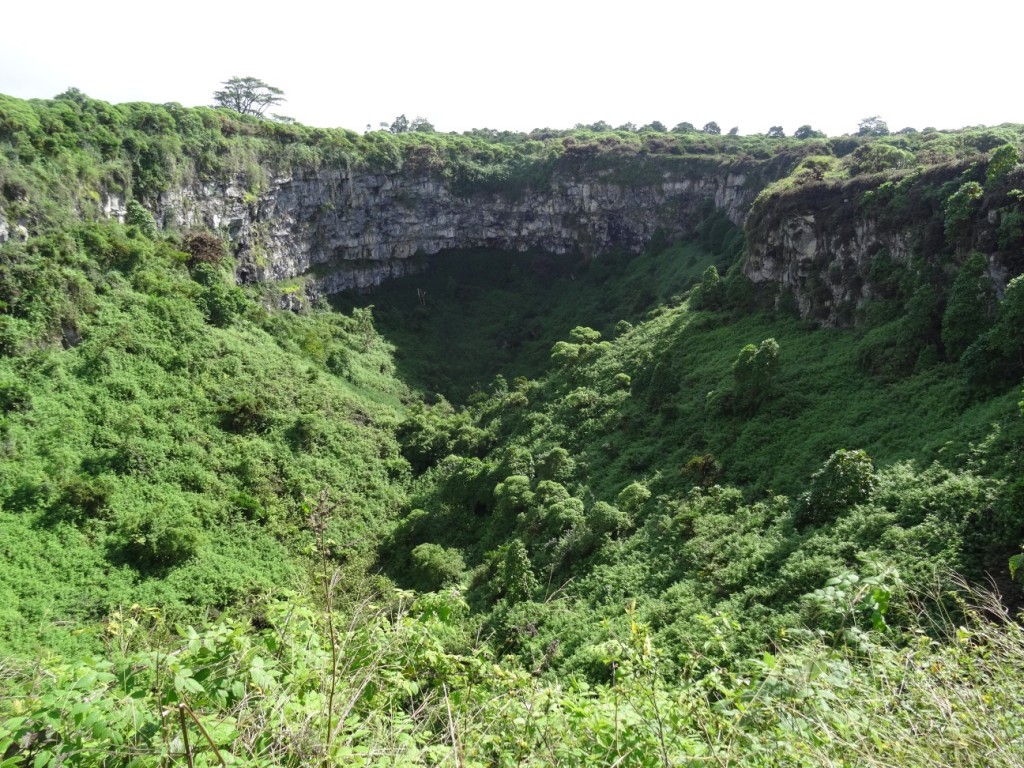 Die Löcher sind durch eingestürzte Höhlen entstanden