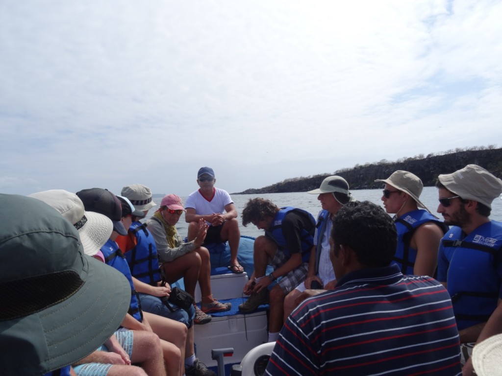 Mit dem Schlauchboot geht's zum ersten Landgang