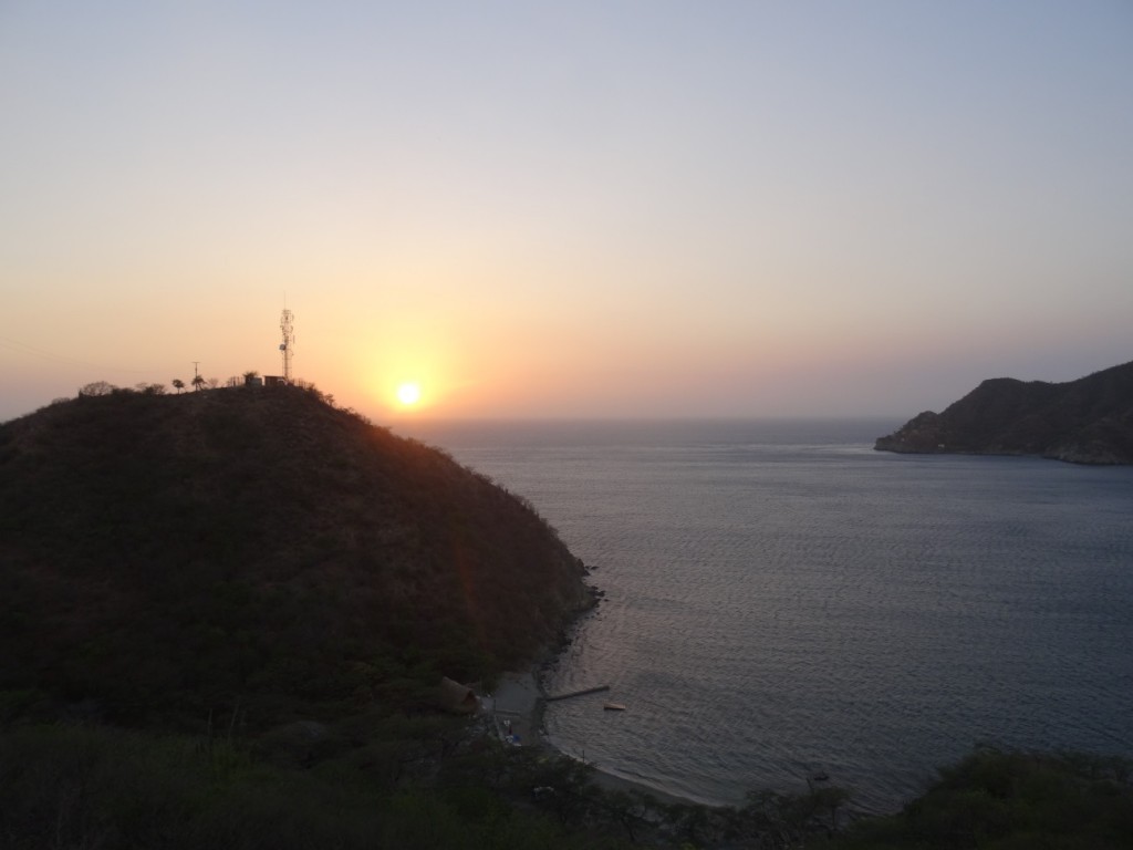 Vom Aussichtpunkt aus sieht man die ganze Bucht