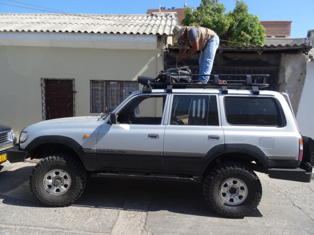 Unser Guide Rubén packt unser Auto