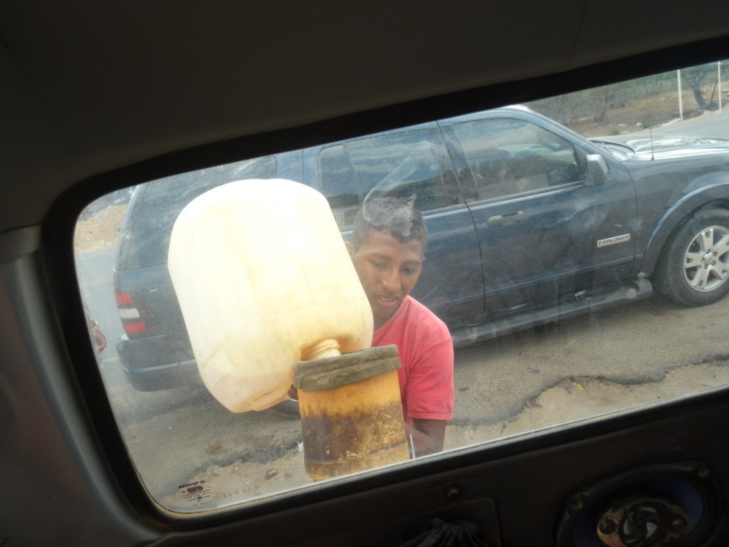 So wird getankt! Das Benzin wird (illegal) von Venezuela importiert und am Strassenrand verkauft.